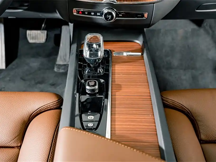 Volvo XC60 2025 B5 four-wheel drive Zhiyuan luxury version купить на сайте DeffCars