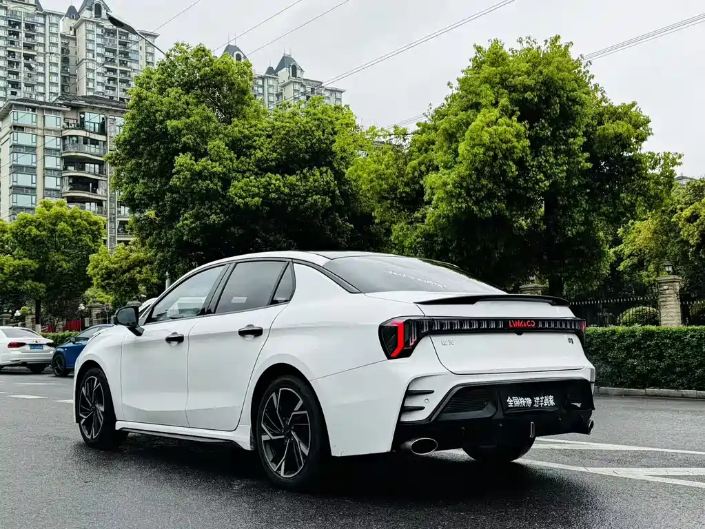 Lynk & Co 03 2023 1.5TD DCT Pro купить на сайте DeffCars