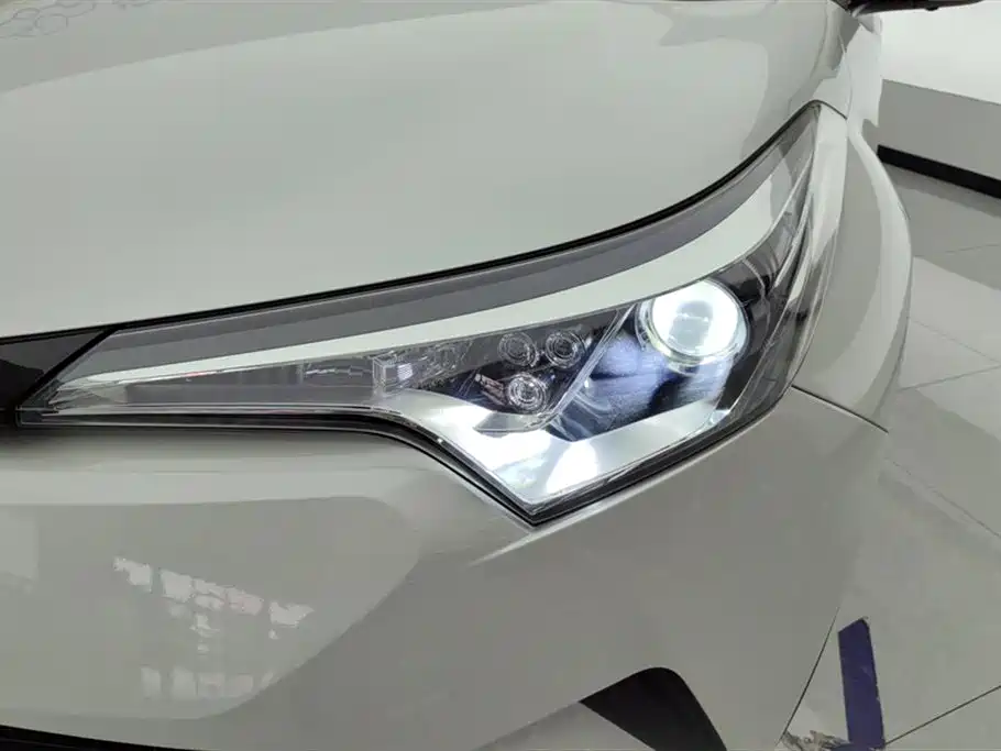 Toyota C-HR 2018 2.0L Leading Sunroof Version National VI купить на сайте DeffCars