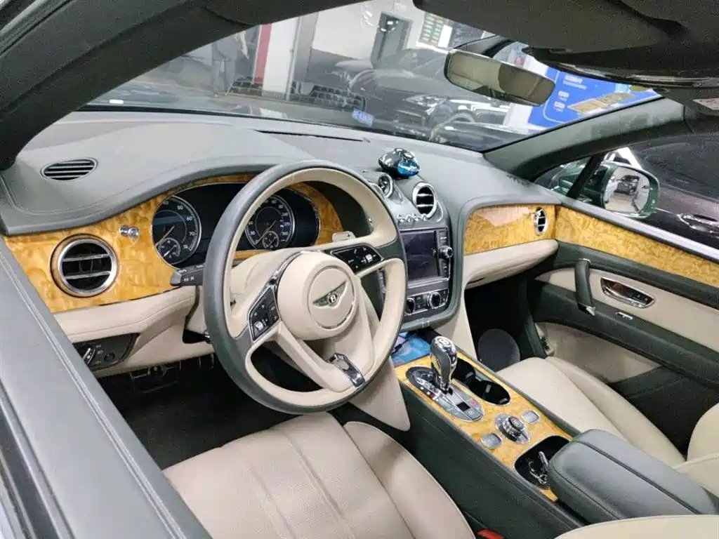 Bentayga 2018 4.0T V8 купить на сайте DeffCars