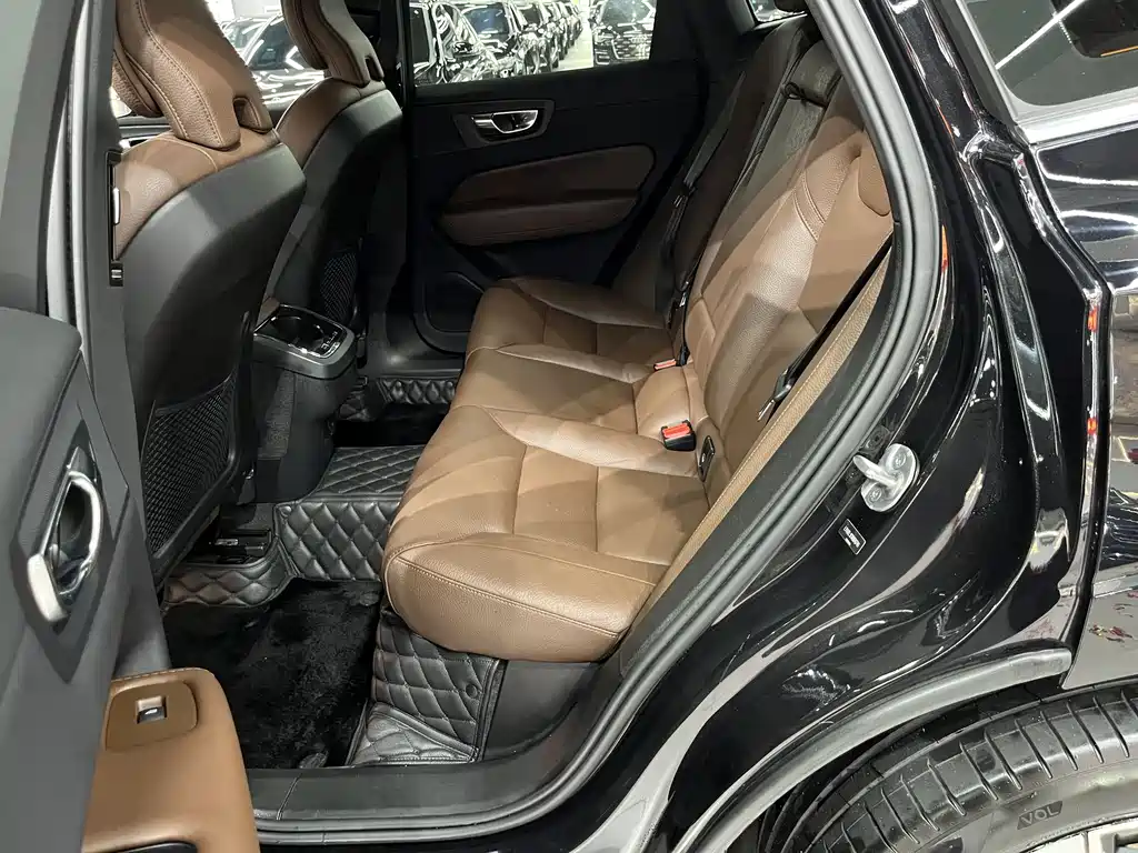 Volvo XC60 2023 B5 four-wheel drive Zhiyuan Deluxe Edition купить на сайте DeffCars