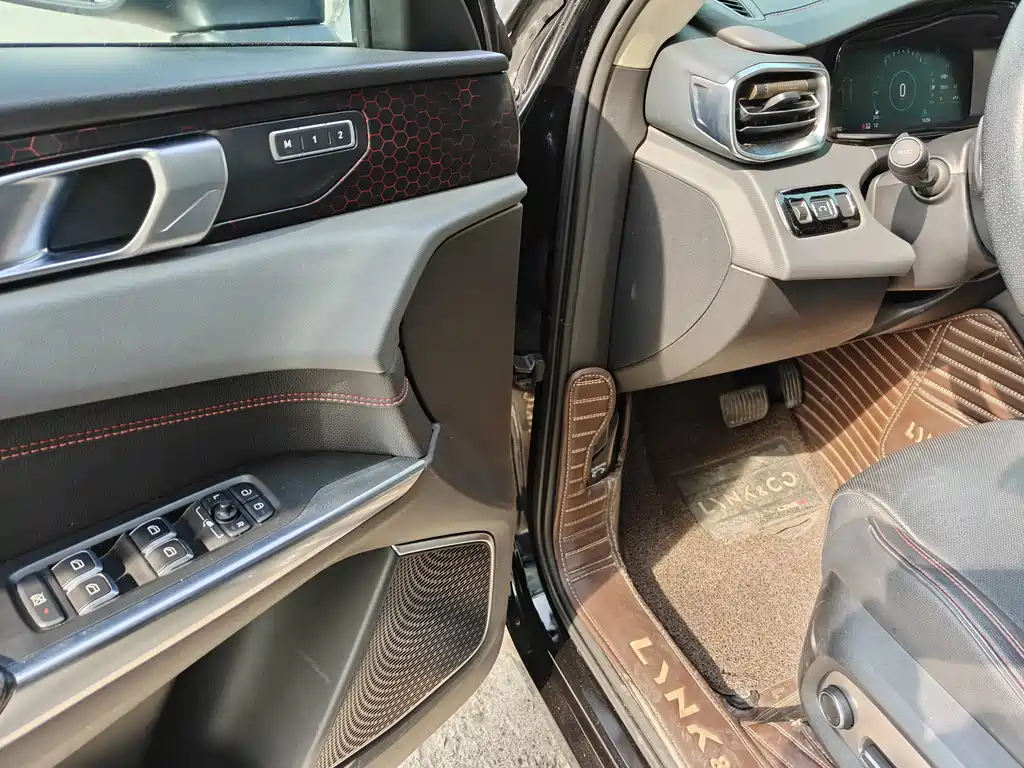 Lynk & Co 01 2019 2.0T 4WD Pro version National VI купить на сайте DeffCars