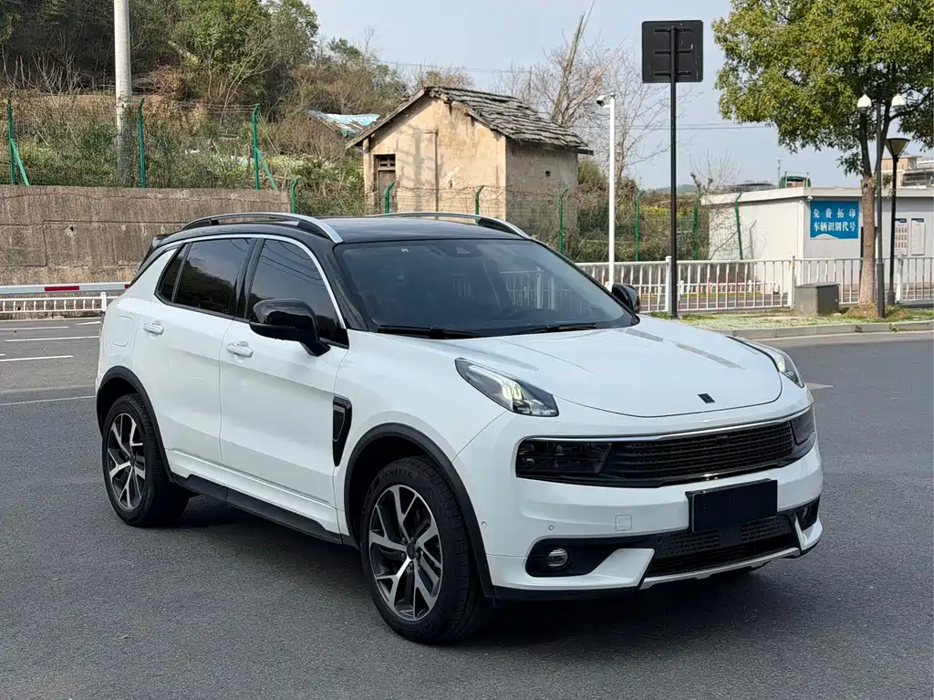 Lynk & Co 01 2017 2.0T 4WD Pro version купить на сайте DeffCars