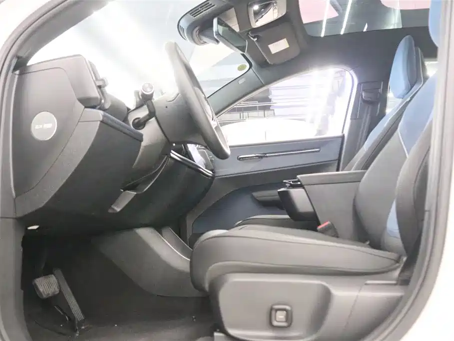Volvo EX30 2025 rear drive long range version Plus купить на сайте DeffCars