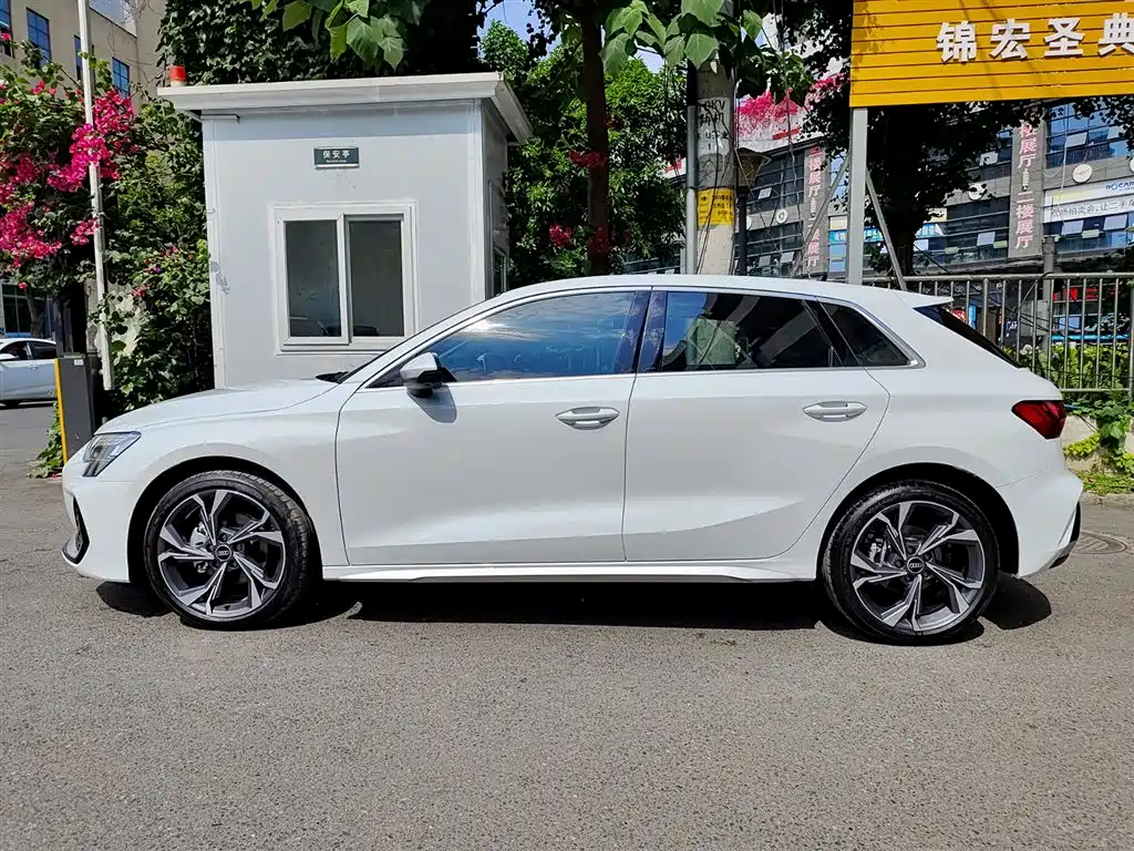 Audi A3 2025 Sportback 35TFSI Flying Spur Exclusive Model купить на сайте DeffCars