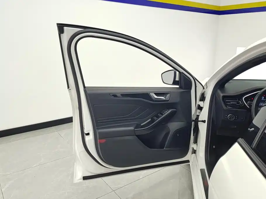 Focus 2021 Sedan EcoBoost 180 Automatic ST Line купить на сайте DeffCars