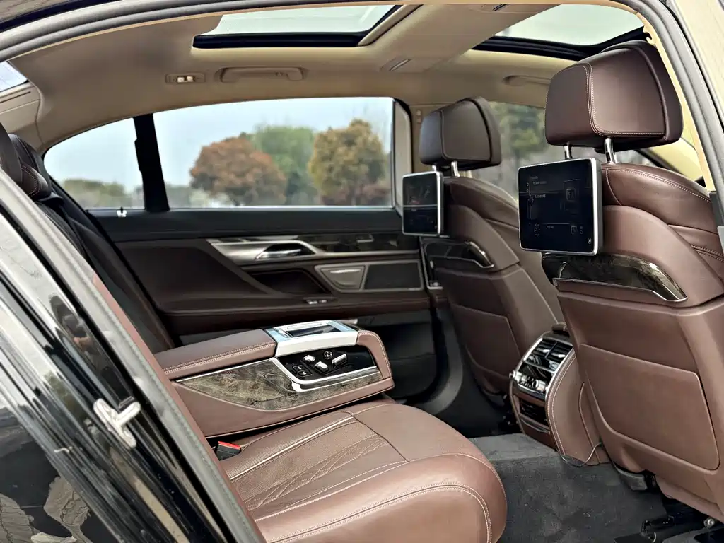 BMW 7 Series 2016 730Li Luxury купить на сайте DeffCars