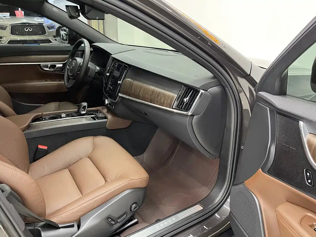 Volvo V90 2024 Cross Country B5 AWD Zhiyuan Edition купить на сайте DeffCars