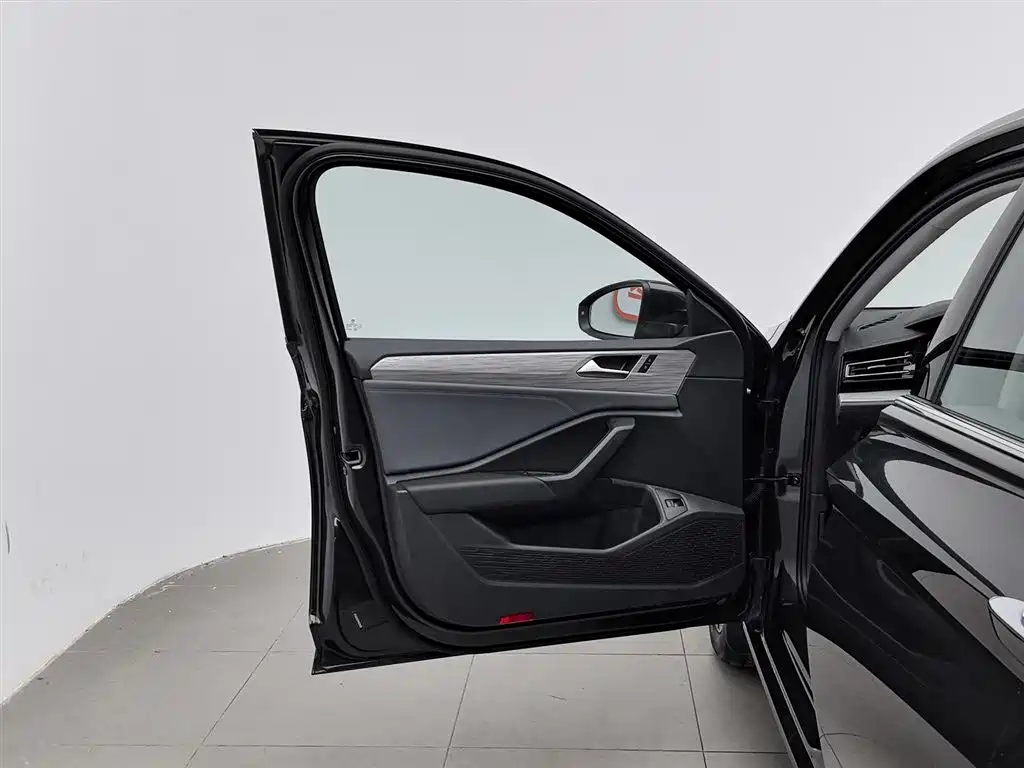 Sagitar 2025 facelift three 300TSI DSG transcendent version купить на сайте DeffCars