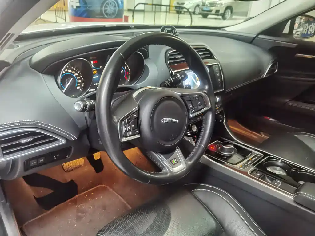 Jaguar XE 2015 2.0T 200PS R-Sport купить на сайте DeffCars