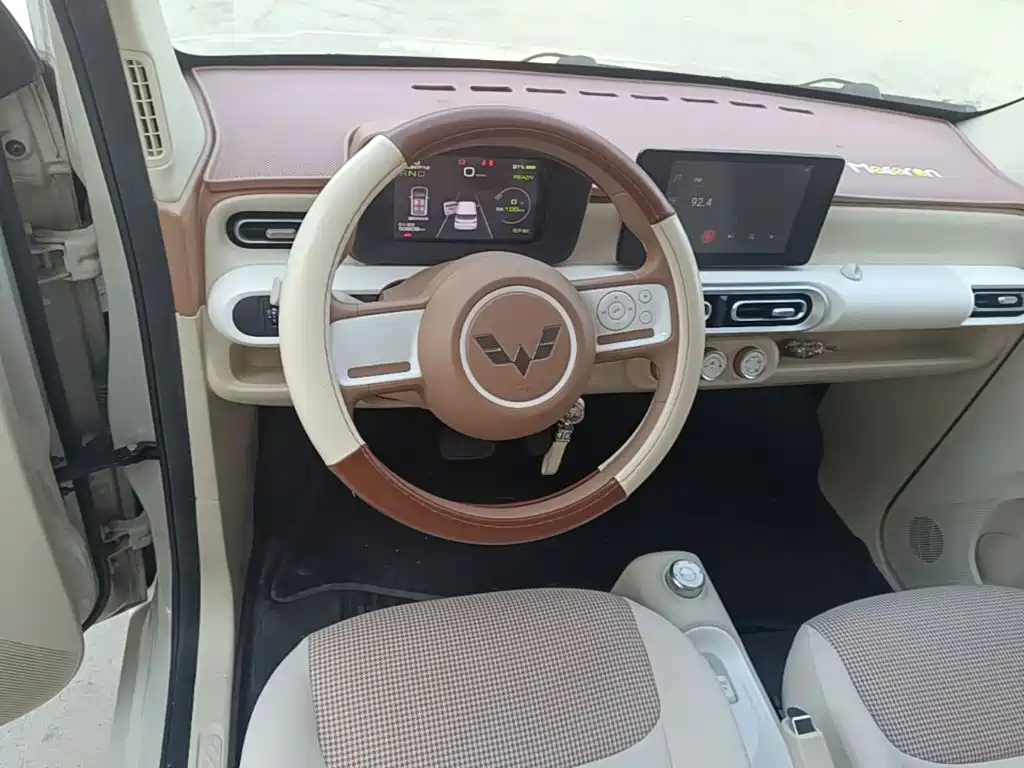 Hongguang MINIEV 2024 third generation 215km advanced version купить на сайте DeffCars