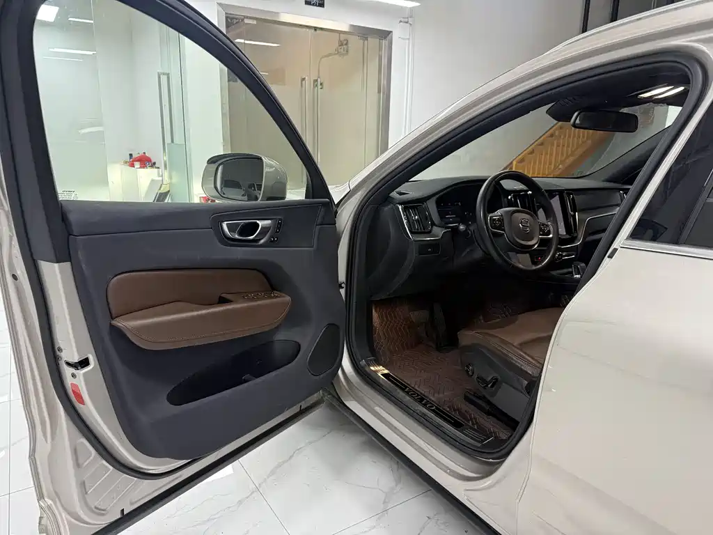 Volvo XC60 2023 B5 four-wheel drive Zhiyi Luxury Edition купить на сайте DeffCars