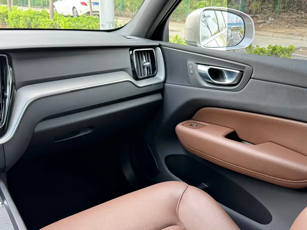 Volvo XC60 2024 B5 four-wheel drive Zhiyi Luxury Edition купить на сайте DeffCars