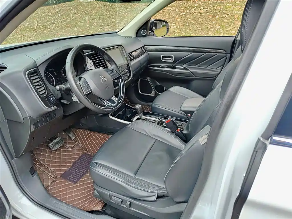 Outlander 2019 2.4L four-wheel drive exclusive version, 7 seats, National V купить на сайте DeffCars