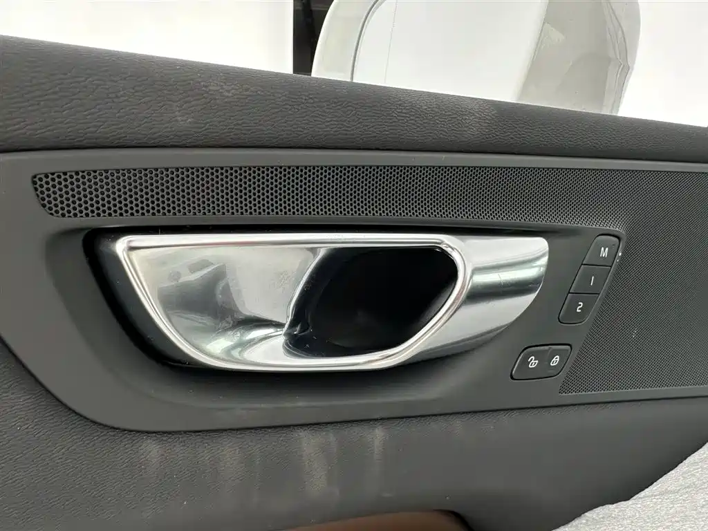 Volvo XC60 2024 B5 four-wheel drive Zhiyi Luxury Edition купить на сайте DeffCars