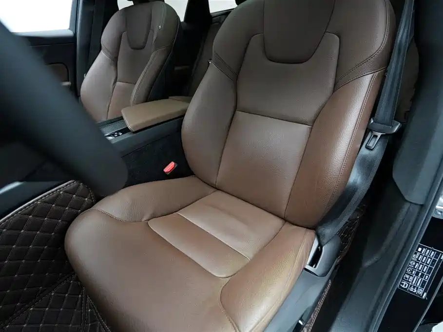Volvo XC60 2024 B5 four-wheel drive Zhiyi Luxury Edition купить на сайте DeffCars