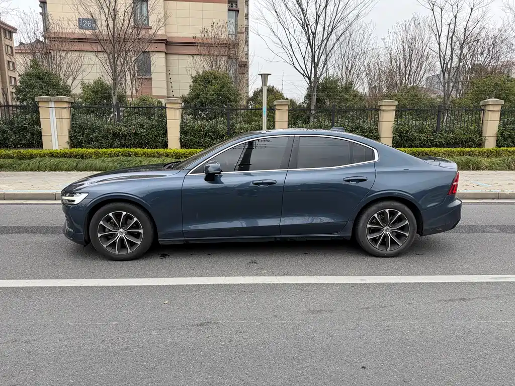 Volvo S60 2021 T4 Zhiyi Luxury Edition купить на сайте DeffCars