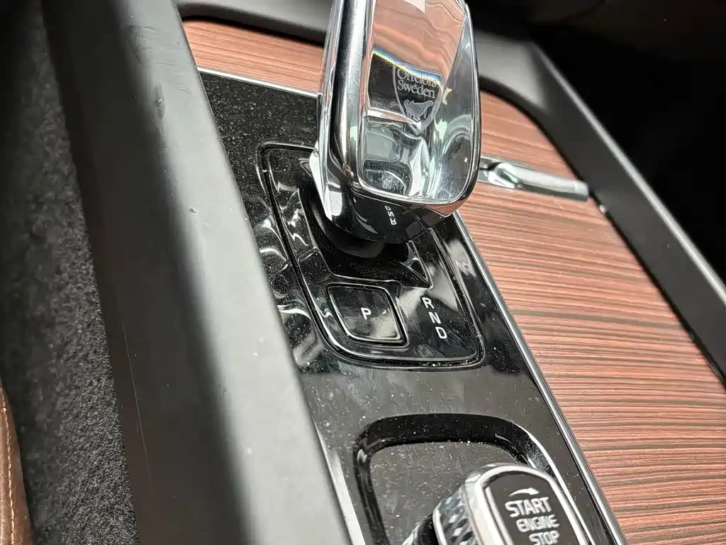 Volvo XC60 2025 B5 four-wheel drive Zhiyuan luxury version купить на сайте DeffCars