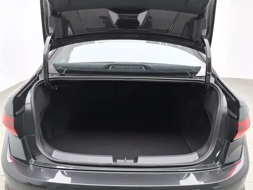 Sagitar 2025 facelift three 300TSI DSG transcendent version купить на сайте DeffCars