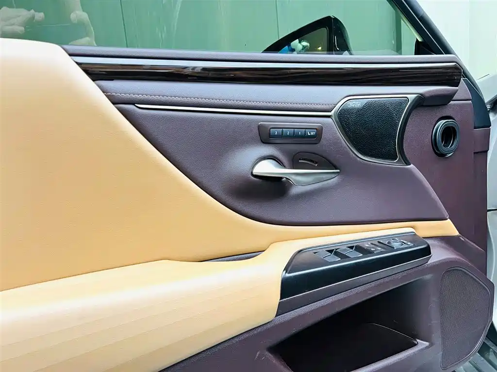 Lexus ES 2018 300h Executive Edition National V купить на сайте DeffCars