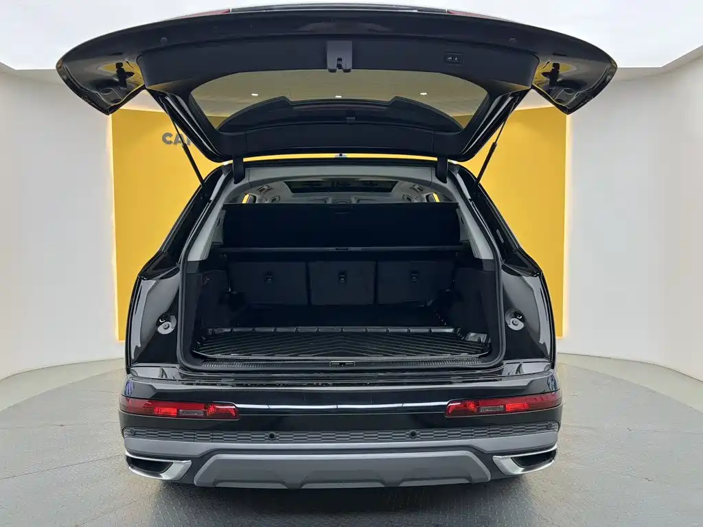 Audi Q7 2023 55 TFSI quattro S line sports version купить на сайте DeffCars
