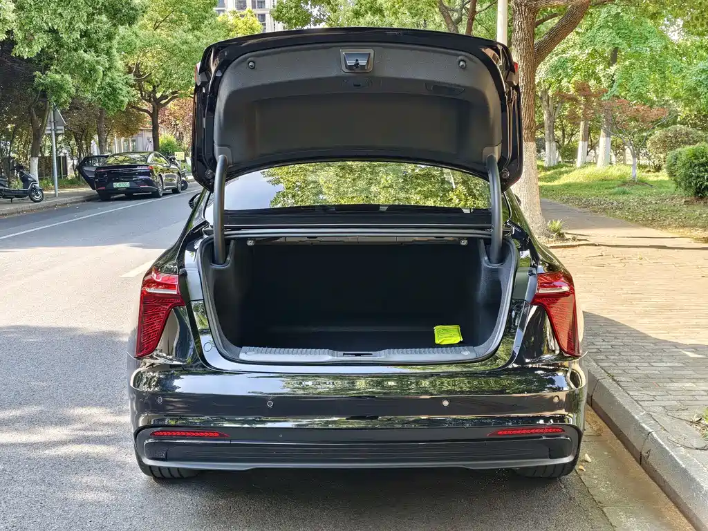 Hongqi H5 PHEV 2025 170 super hybrid version купить на сайте DeffCars