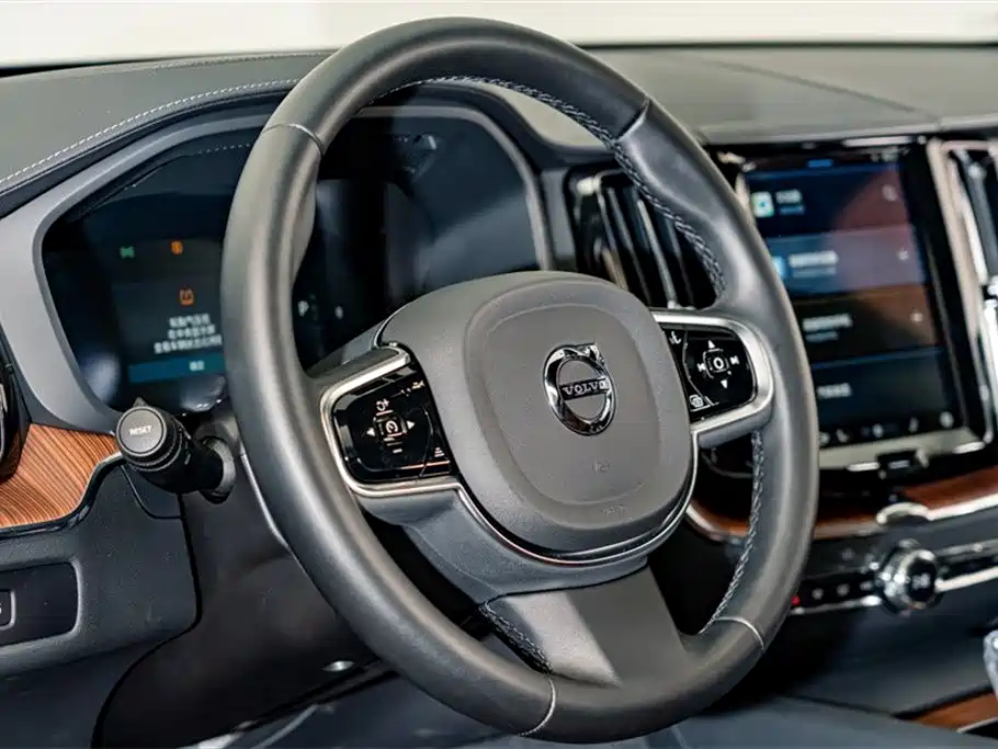 Volvo XC60 2025 B5 four-wheel drive Zhiyuan luxury version купить на сайте DeffCars