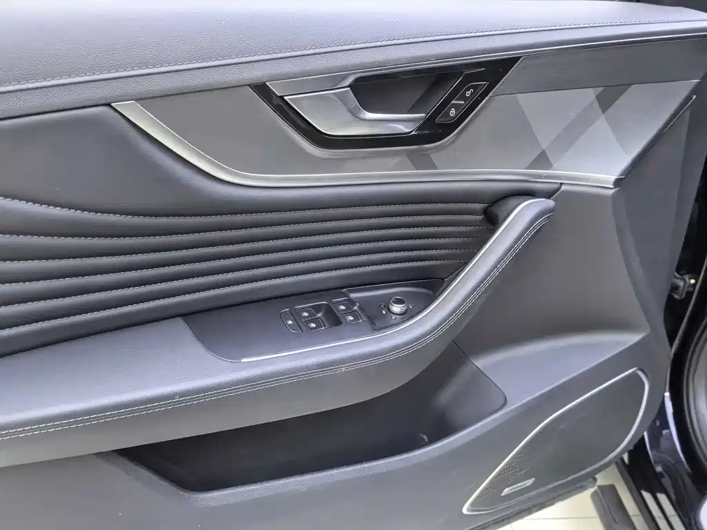 Hongqi HS5 2023 2.0T Qixiang Pro version купить на сайте DeffCars