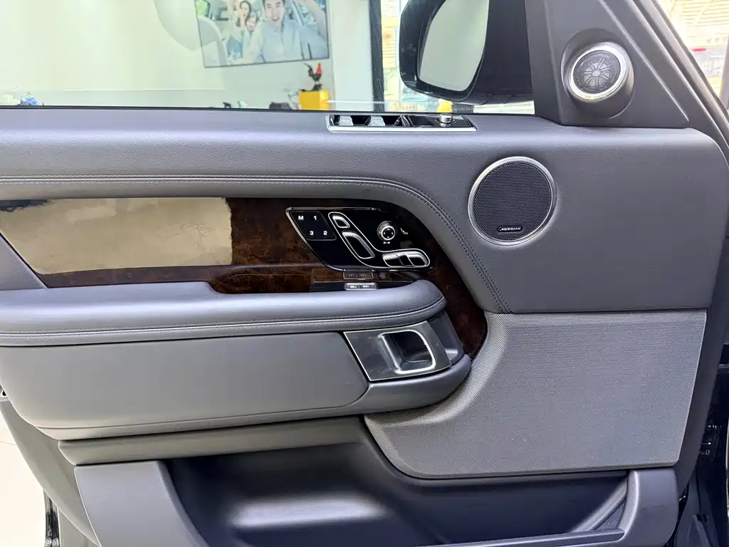 Range Rover 2022 3.0 L6 400PS Legendary Extended Classic Edition купить на сайте DeffCars