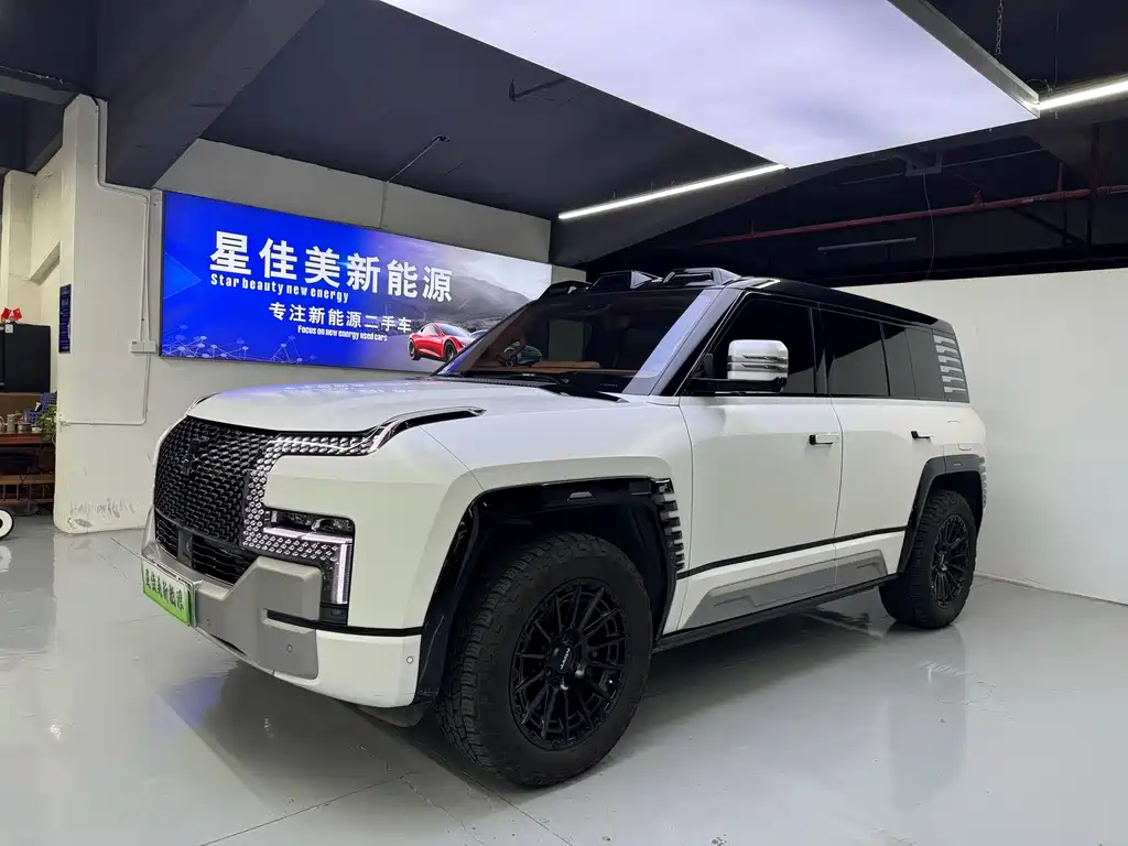 Looking up at U8 2023 Deluxe Edition купить на сайте DeffCars