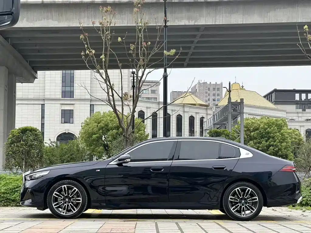 BMW 5 Series 2024 530Li Leading M Sports Package купить на сайте DeffCars
