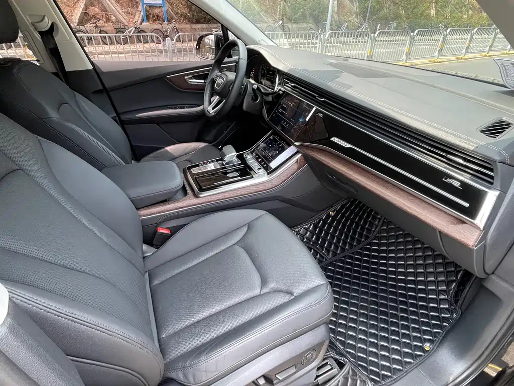 Audi Q7 2023 55 TFSI quattro S line sports version купить на сайте DeffCars