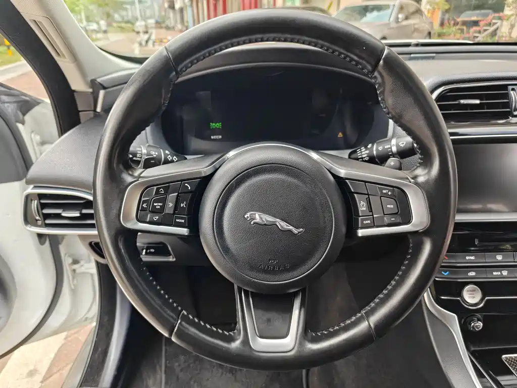Jaguar XEL 2018 2.0T 200PS Exclusive Edition купить на сайте DeffCars