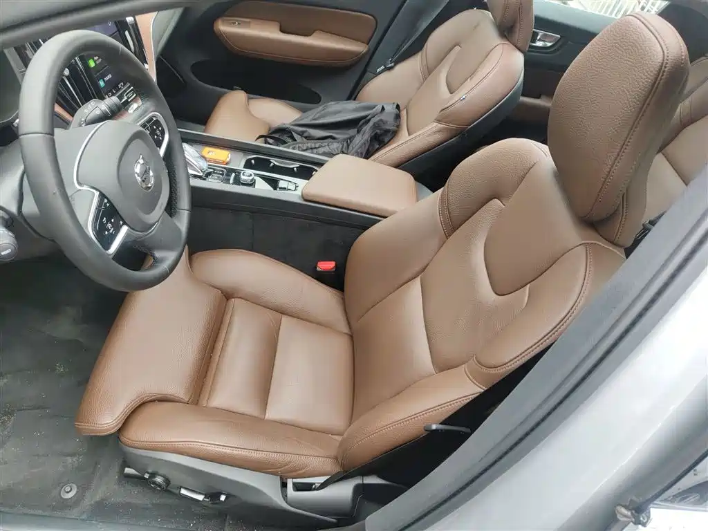 Volvo XC60 2025 B5 four-wheel drive Zhiyuan luxury version купить на сайте DeffCars