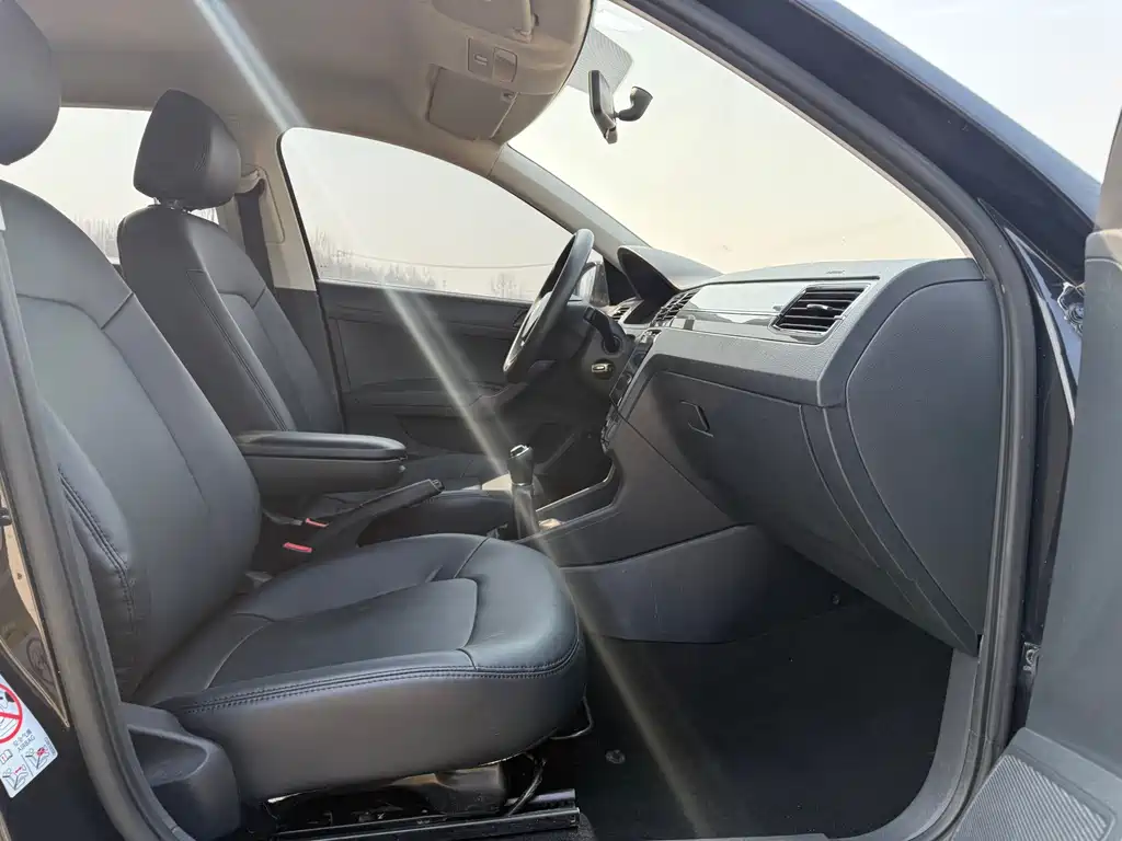 Santana 2016 1.6L Manual Fashion Edition купить на сайте DeffCars