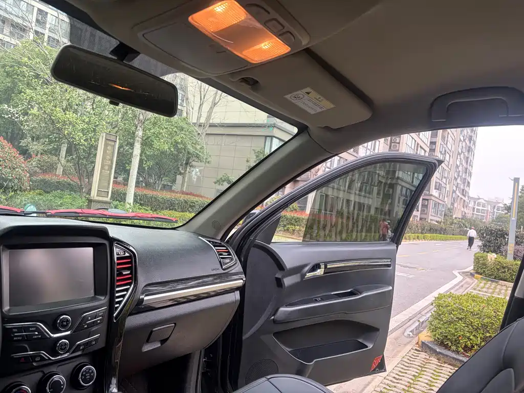 Landwind X8 2017 2.0T gasoline 4X2 luxury model купить на сайте DeffCars