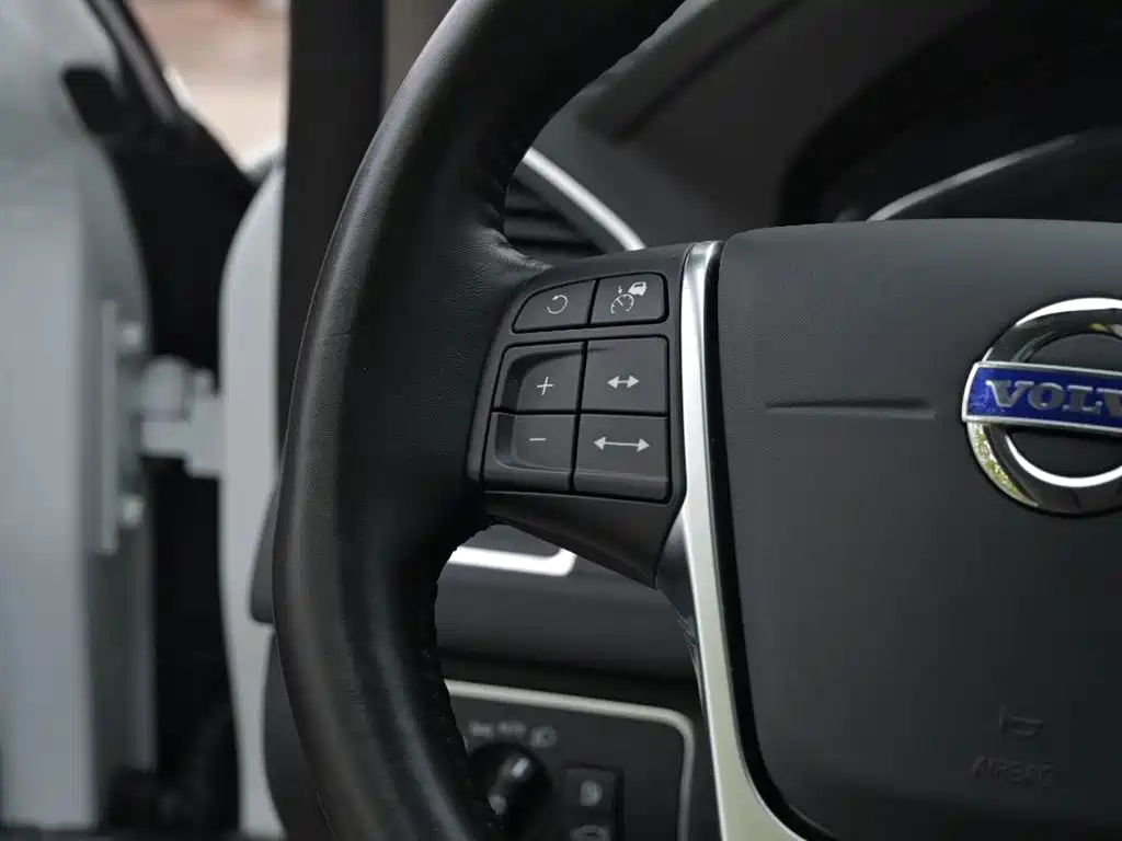 Volvo XC60 2017 T5 AWD Zhiyuan upgraded version купить на сайте DeffCars