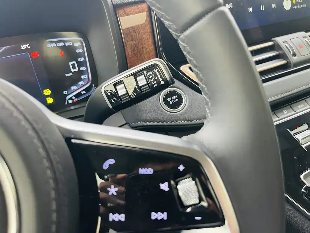 Hongqi HQ9 2023 2.0T Zhilian Flagship Edition купить на сайте DeffCars