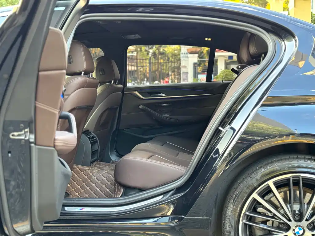 BMW 5 Series 2023 530Li Leading M Sports Package купить на сайте DeffCars