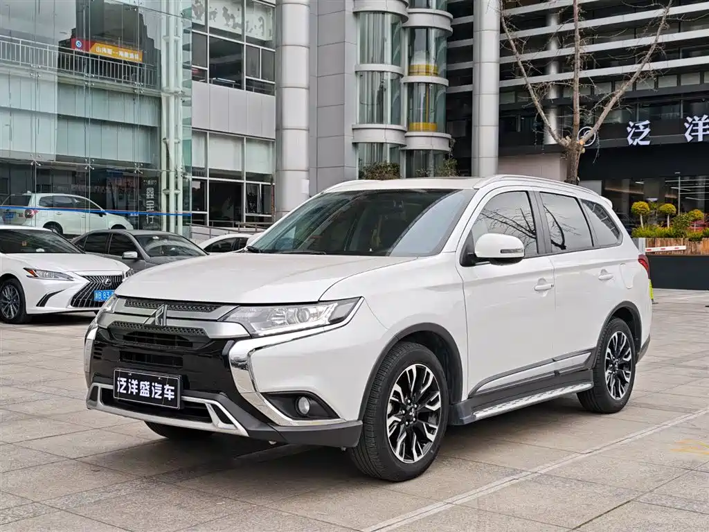 Outlander 2019 2.0L 2WD Enjoyable Edition, 7 seats, National VI купить на сайте DeffCars
