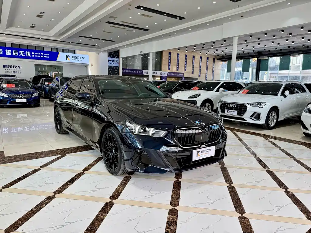 BMW 5 Series 2025 530Li Leading M Sports Package купить на сайте DeffCars