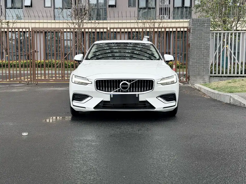 Volvo S60 2021 T4 Zhiyi Luxury Edition купить на сайте DeffCars