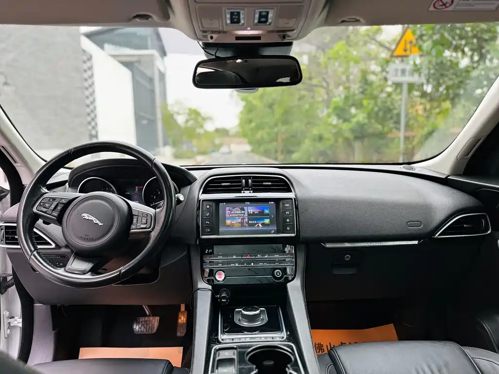 Jaguar F-PACE 2018 2.0T two-wheel drive urban exclusive edition купить на сайте DeffCars