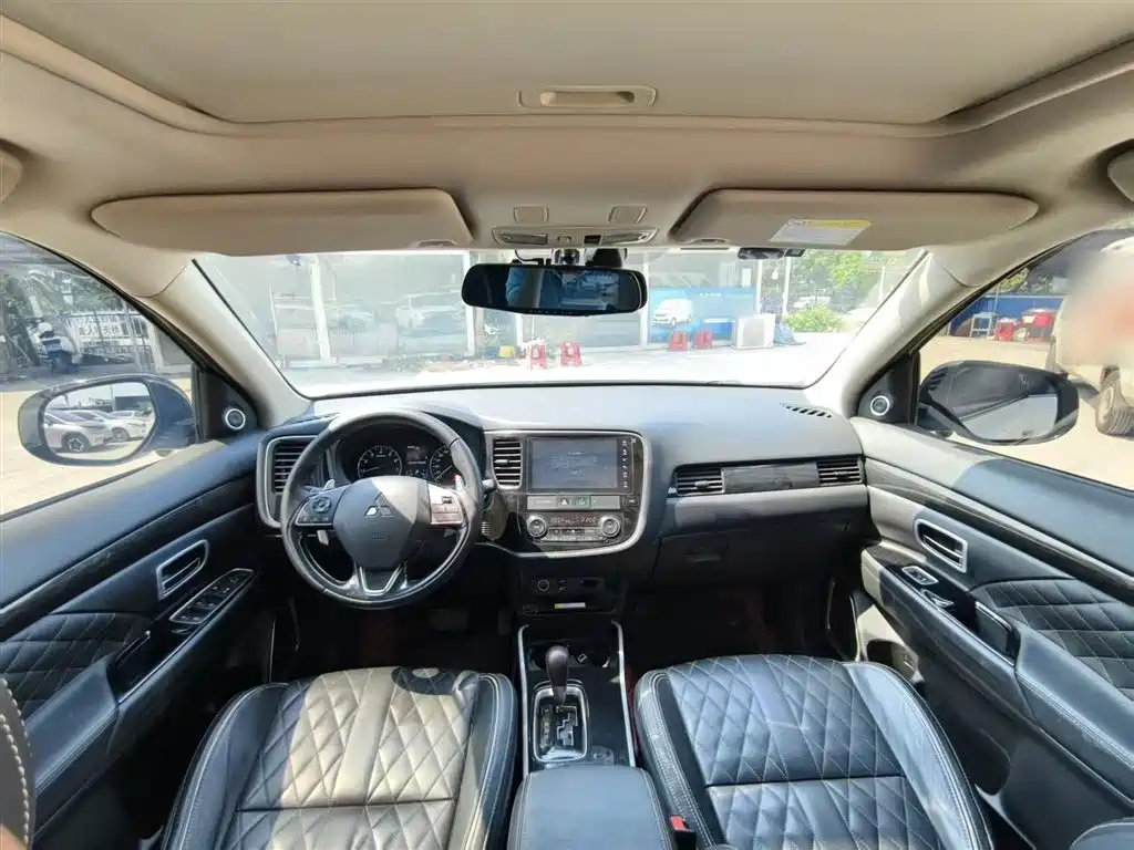 Outlander 2020 2.4L four-wheel drive exclusive version, 5 seats купить на сайте DeffCars