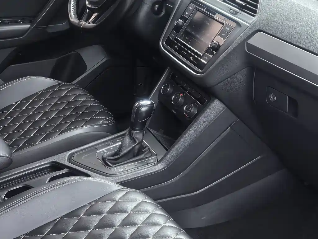 Tiguan L 2021 330TSI automatic two-wheel drive comfort version купить на сайте DeffCars