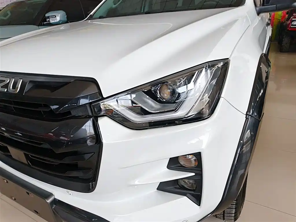 D-MAX 2023 1.9T automatic four-wheel drive V-CROSS leading model купить на сайте DeffCars