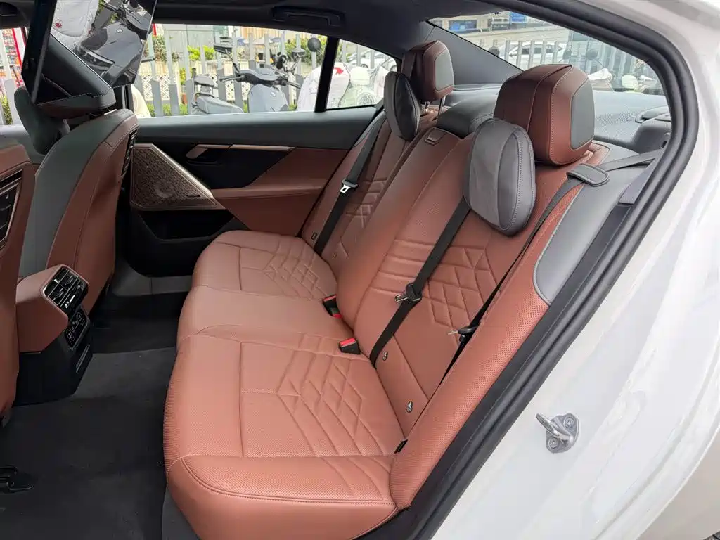 BMW 5 Series 2025 530Li Exclusive M Sports Package купить на сайте DeffCars