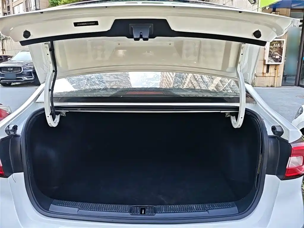 Roewe i5 2019 1.5L automatic 4G Internet Langham Edition купить на сайте DeffCars