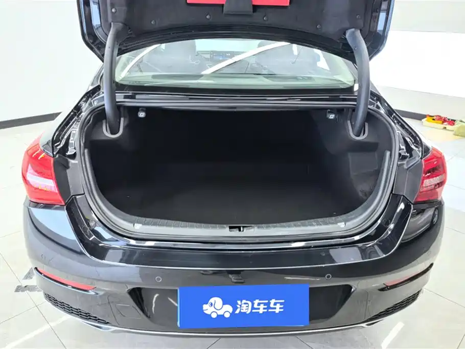 Hongqi H5 2020 1.8T Automatic Intelligent Connected Flag Rhyme Edition купить на сайте DeffCars