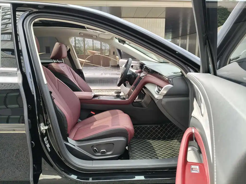 Hongqi H5 2025 2.0T automatic Qichang version купить на сайте DeffCars